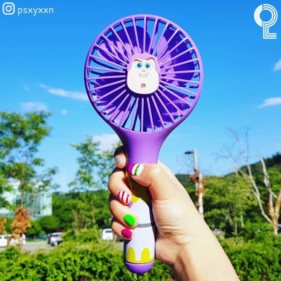 玩具总动员4紫色巴斯光年电风扇，握持实景展示，搭配多彩指甲、清爽夏日搭配。